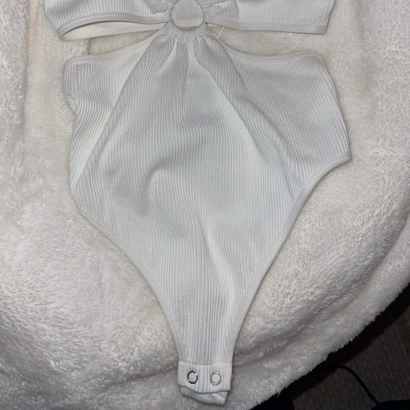 Only tried on // never worn. - Picture 2 of 3